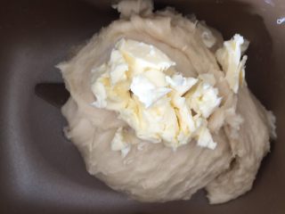 香葱肉松面包卷（65度汤种法）,加入软化好的黄油，继续开始揉面程序