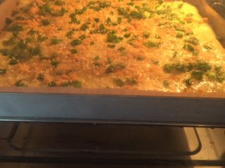 香葱肉松面包卷（65度汤种法）,放进预热好的烤箱，180度18分钟左右，不要太久容易开裂