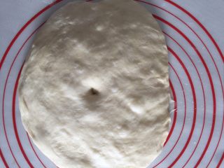 香葱肉松面包卷（65度汤种法）,取出来稍微按压排气