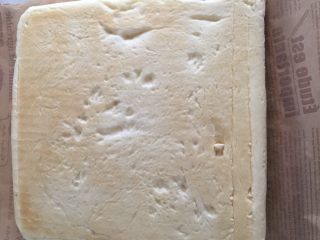 香葱肉松面包卷（65度汤种法）,翻面，跟蛋糕卷一样靠近自己身体的这边切两刀不要切断，对面斜切45度