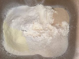 香葱肉松面包卷（65度汤种法）,将糖，盐，酵母，奶粉分别放在四个角落