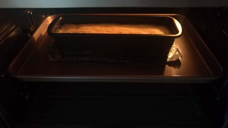 糖渍苹果蛋糕,烤箱中层，上火180度，下火190度，烤45分钟左右，牙签插入没有带上湿面糊即可（时间和温度请结合自己烤箱实际调整）