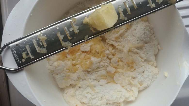 糖渍苹果蛋糕,将备用的40克苹果擦成丝，加入面糊