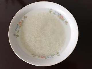 砂锅腊肠煲仔饭,大米提前浸泡下。