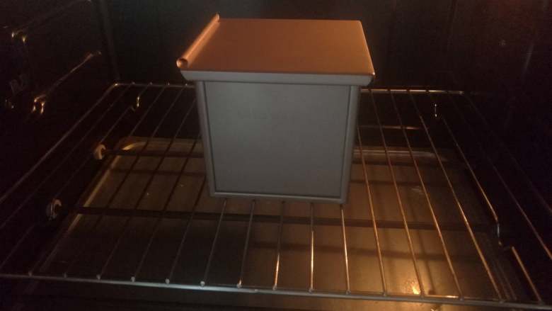 咖啡果仁吐司,烤箱上下火，170度，下层，35分钟左右（温度和时间请结合自己烤箱实际调整）,出炉后倒出，晾凉至手温后密封保存