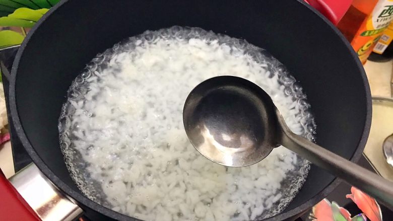 残羹剩饭大变身の年糕汤泡饭,用勺子将米饭打散