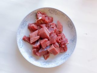 年味の年年有“鱼”饺,牛肉切块放入料理机。如果肉中有筋膜和韧带一定要剔除。