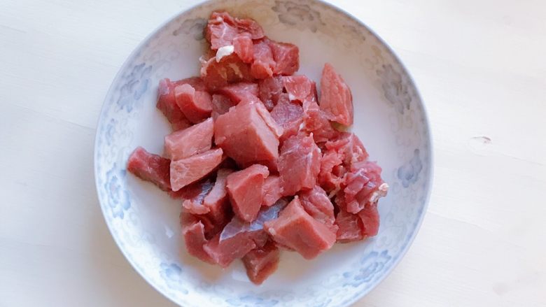 年味の年年有“鱼”饺,<a style='color:red;display:inline-block;' href='/shicai/ 216'>牛肉</a>切块放入料理机。如果肉中有筋膜和韧带一定要剔除。