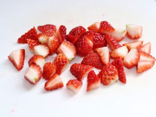 藜麦水果沙拉,草莓切丁