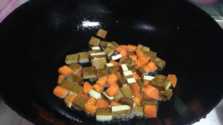 变废为宝——小炒四样,
锅内加油烧至4成热，下入香干丁、胡萝卜丁