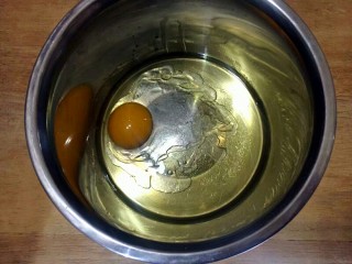 辅食计划~芝麻小酥饼,取一个干净的盆子，倒入玉米油，打入鸡蛋