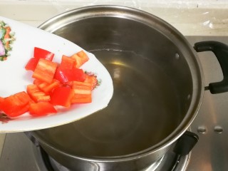 香菜红椒伴五香脆皮干,放入红椒块烧开