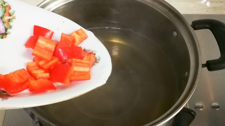 香菜红椒伴五香脆皮干,放入红椒块烧开