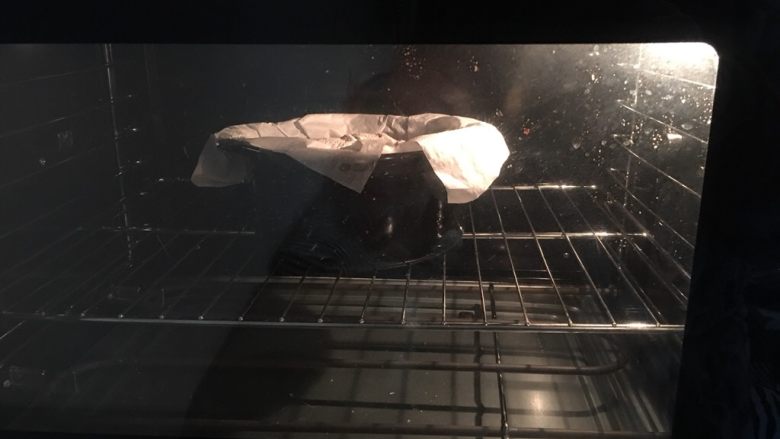 免揉砂锅烤欧包,烤箱预热后设置200度，砂锅放第二层，烘烤25分钟左右即可。期间烘烤10分钟至表面焦黄后要加盖锡纸继续烘烤即可。