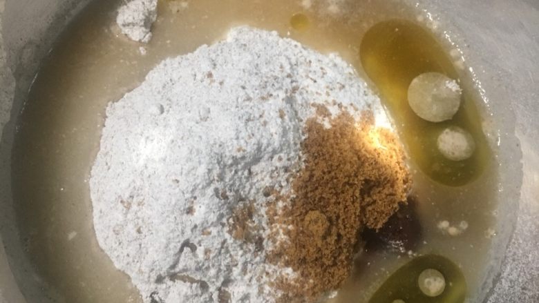免揉砂锅烤欧包,除果脯、坚果外，一次性将其他所有原材放入盆里、用硅胶刀搅拌。