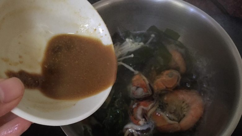 日式海鲜味噌汤,将调好的味噌倒入锅中煮一会即可