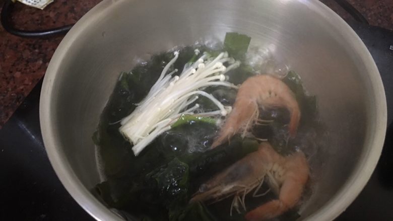 日式海鲜味噌汤,再将金针菇放入锅中