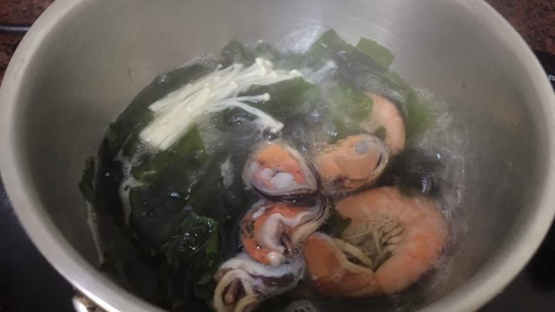 日式海鲜味噌汤,最后将青口放入锅中