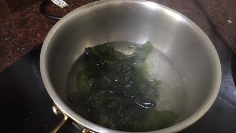 日式海鲜味噌汤,锅中倒入适量清水和油，水开放入裙带菜
