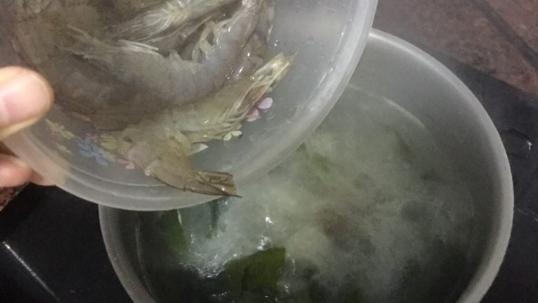 日式海鲜味噌汤,再把虾倒入煮开的汤中