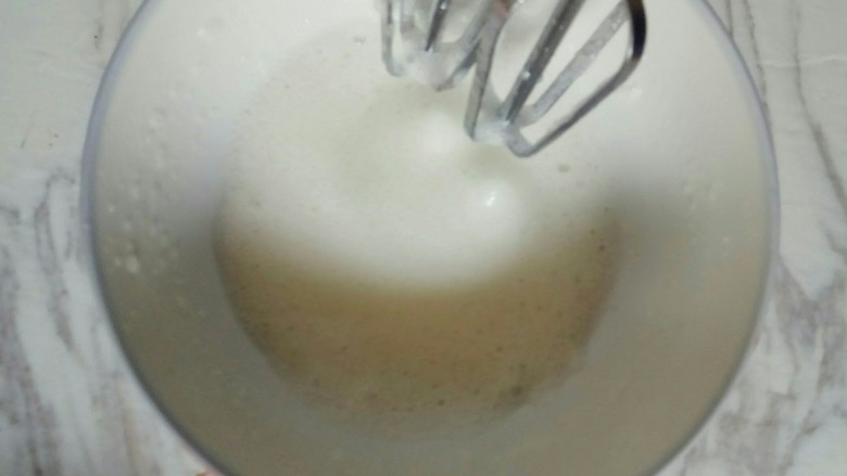 咖啡马卡龙​（意式）,​蛋清加细砂糖，用打蛋器打发至湿性发泡的状态
