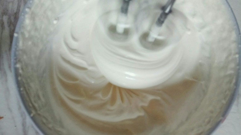 咖啡马卡龙​（意式）,​糖浆倒完后，继续打发两三分钟，使蛋白霜的温度在搅打中下降。