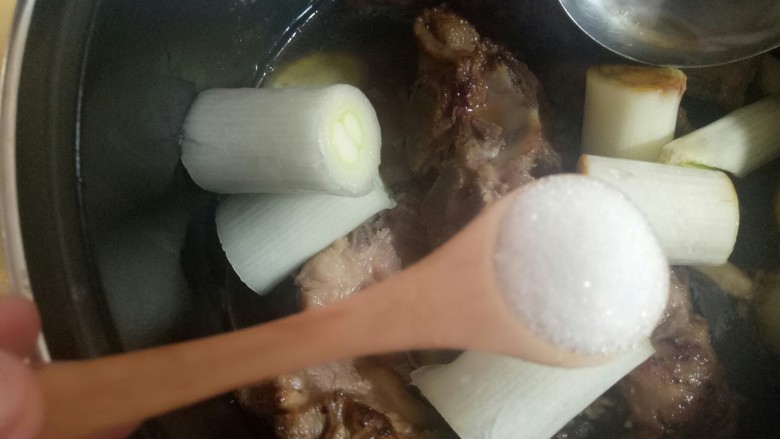 红烧猪脊骨【电压力锅版】,加盐，这个木勺子4勺