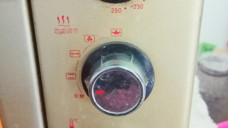 咖啡马卡龙​（意式）,​烤箱预热150℃后放进去烘烤13-15分钟后晾凉，取决你家烤箱脾气​
