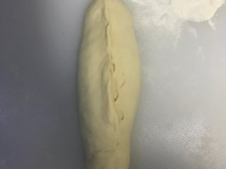 全麦叉烧软欧面包,左右两侧向中间捏合。一定捏实！