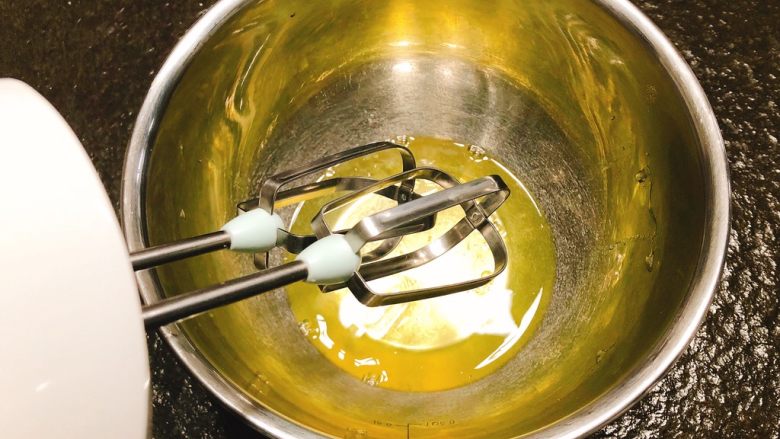 完美戚风蛋糕,然后打蛋白，蛋白放入无水无油的打蛋盆中用打蛋器低速打发。