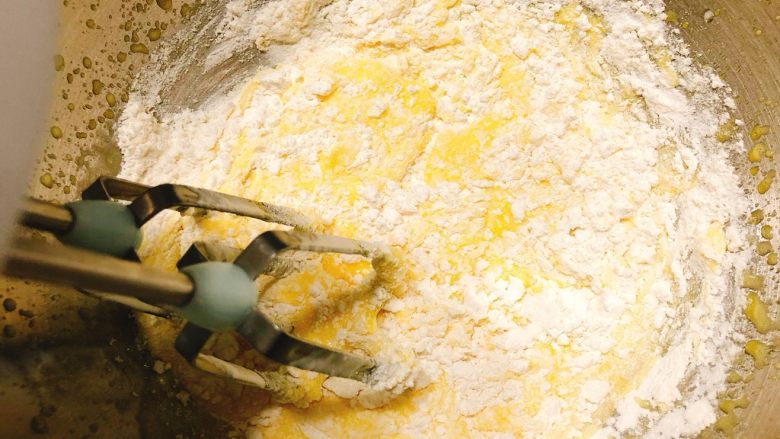 完美戚风蛋糕,不开打蛋器手动划Z字搅一搅，使粉与蛋黄混合。
