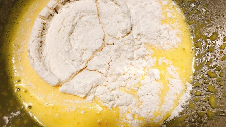 完美戚风蛋糕,加入过筛过的低粉与玉米淀粉。