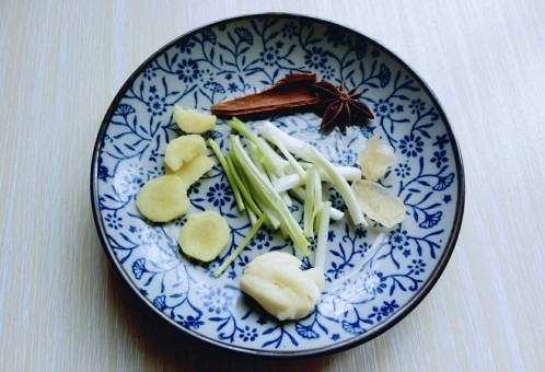 #冬日进补#白萝卜玉米小排汤,葱姜蒜去皮切碎。
