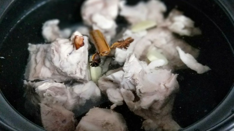 #冬日进补#白萝卜玉米小排汤,将处理干净的小排放入砂锅中。