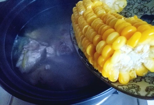 #冬日进补#白萝卜玉米小排汤,20分钟后，加入切小块的玉米。