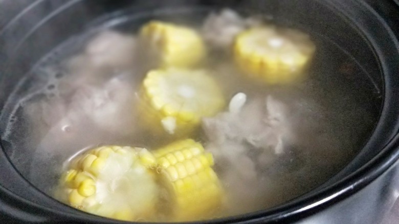 #冬日进补#白萝卜玉米小排汤,继续熬20分钟。