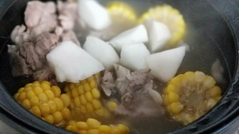 #冬日进补#白萝卜玉米小排汤,最后加入白萝卜，炖煮10分钟即可出锅。