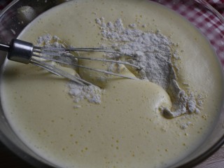 海绵纸杯蛋糕,然后筛入低筋面粉