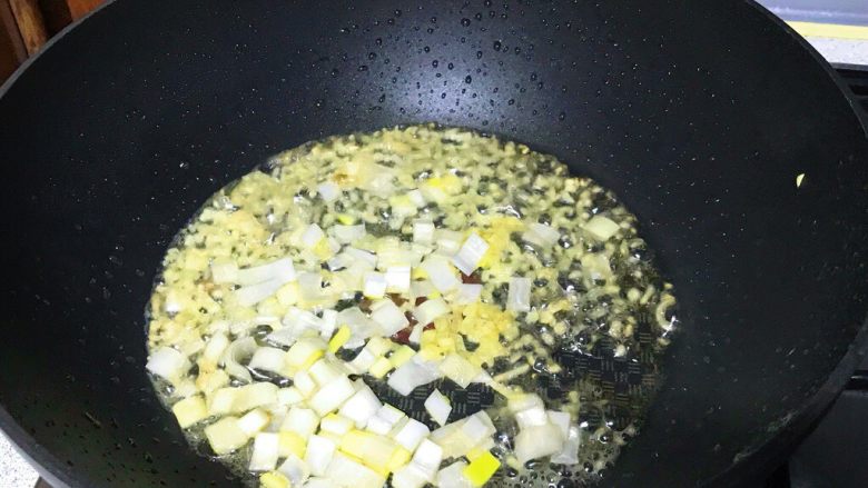 青蒜煎炒蛋豆腐,锅里底油，爆香葱姜末。