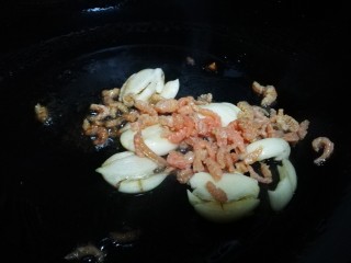 素菜系列之红烧肉,倒入海米 香菇 葱段