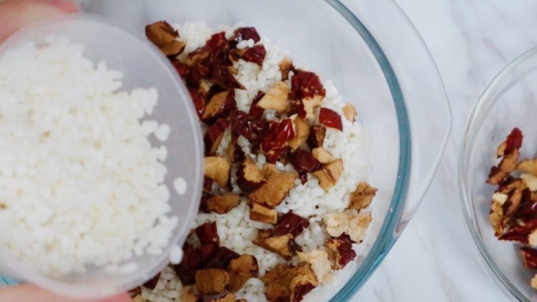 做法超简单的糯米饭,盖上满满的大枣在铺上一层糯米，很简单