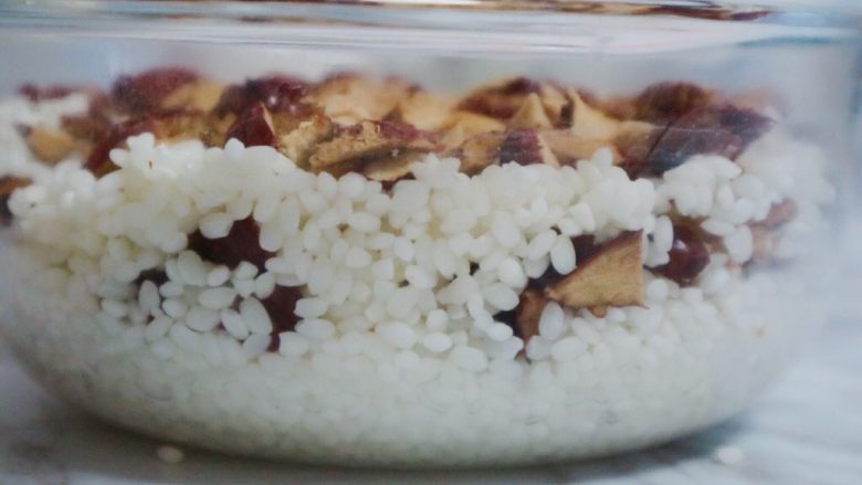 做法超简单的糯米饭,完成后的如图，可以看到里面是一层层那种