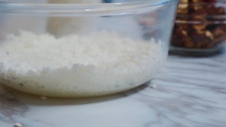 做法超简单的糯米饭,将准备好的糯米和大枣一层层铺满就可以