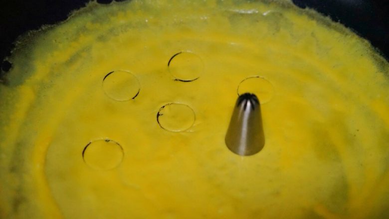 三文鱼波点蛋包饭,用裱花嘴挖出○点，挖出的蛋皮可以拌入炒饭内