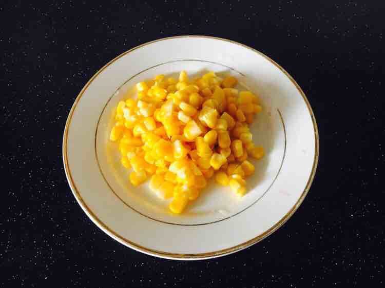 平衡体热 清热解腻 缤纷蔬菜水果沙拉,玉米煮熟了，掰成一粒一粒的。