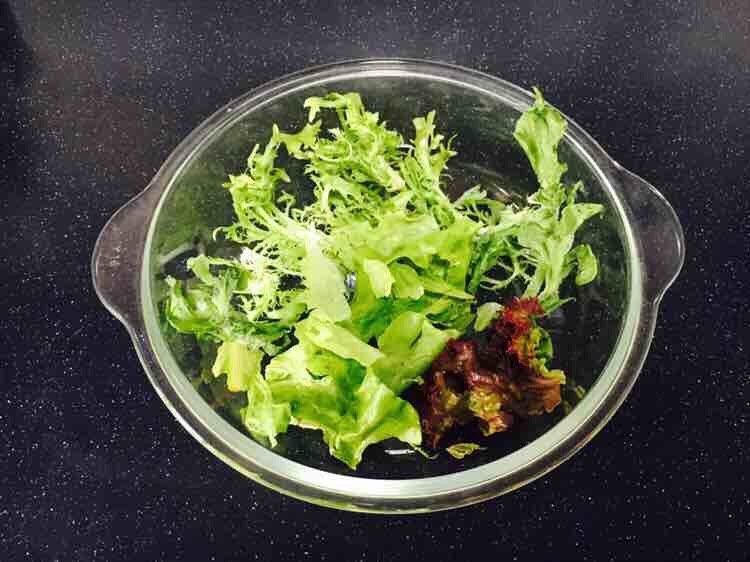 平衡体热 清热解腻 缤纷蔬菜水果沙拉,容器中先铺上苦苣、生菜、紫叶生菜、冰草。