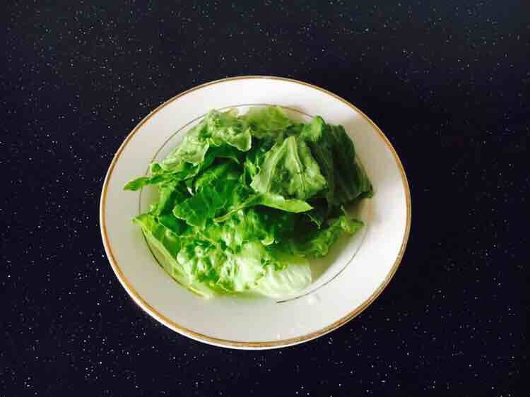 平衡体热 清热解腻 缤纷蔬菜水果沙拉,生菜撕成小片。