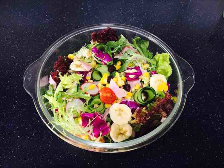 平衡体热 清热解腻 缤纷蔬菜水果沙拉,放入所剩下的蔬菜。