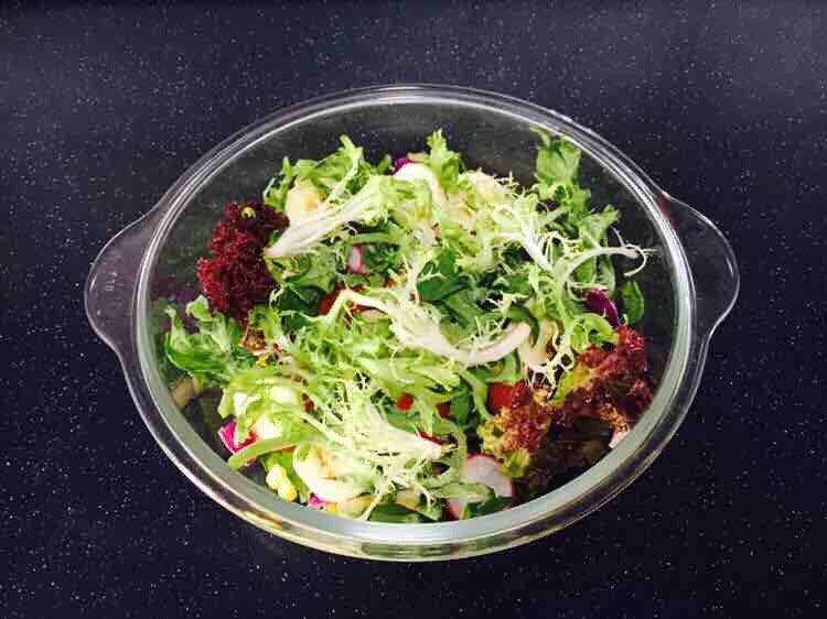 平衡体热 清热解腻 缤纷蔬菜水果沙拉,再放入些苦苣、生菜、冰草。