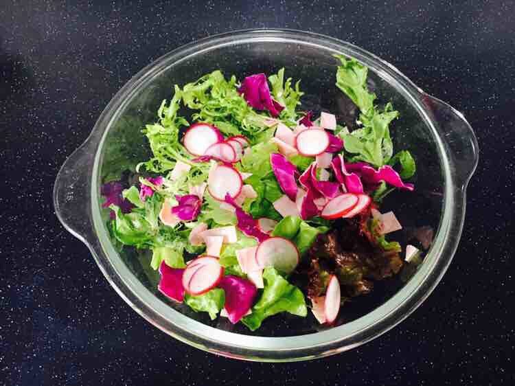 平衡体热 清热解腻 缤纷蔬菜水果沙拉,放入紫甘蓝、小水萝卜片。